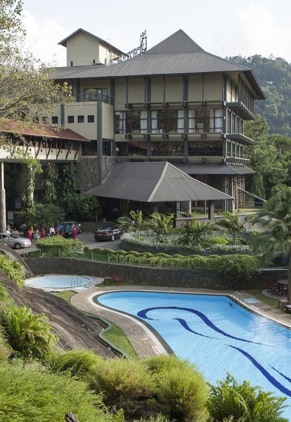 Earl's Regent Hotel