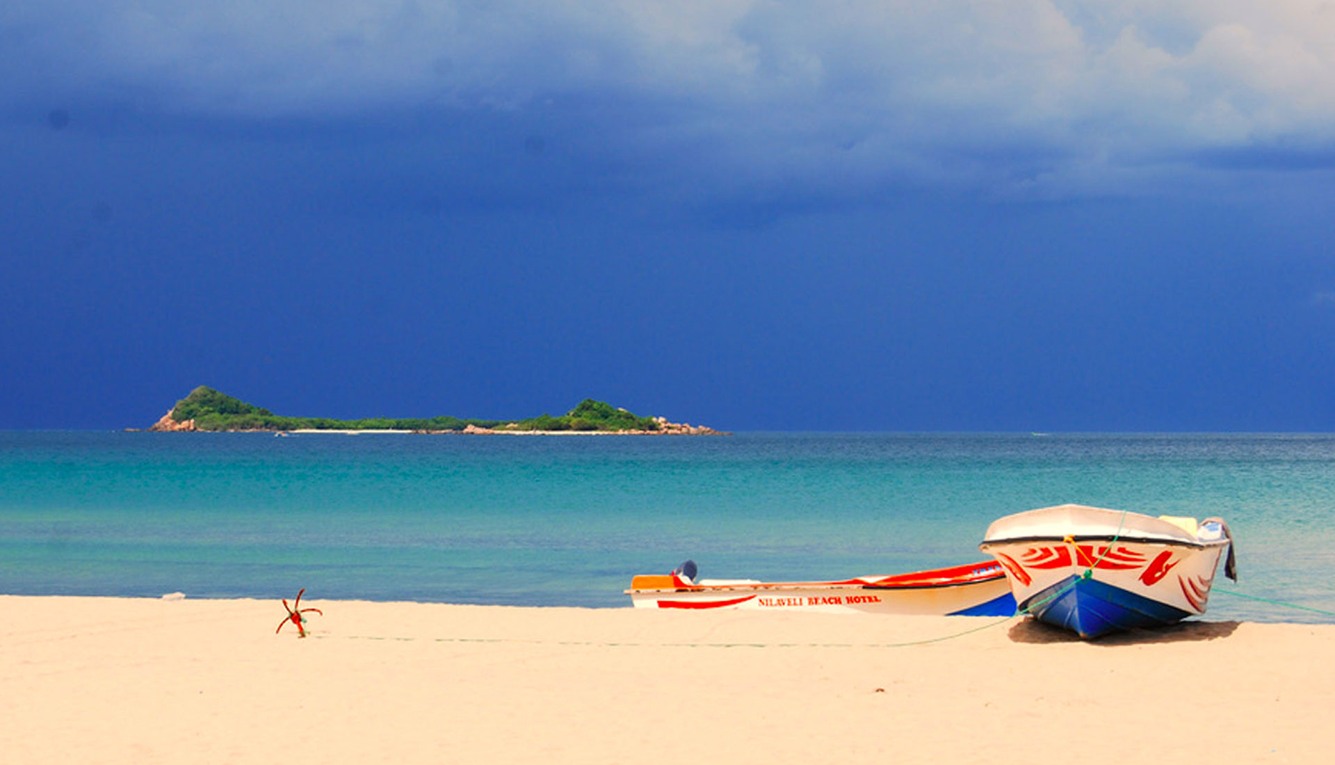 Индуистский храм тринкомали. Тринкомали шри ланка. Тринкомали уппувели пляж. Тринкомали шри ланка пляжи. Мирисса шри ланка.